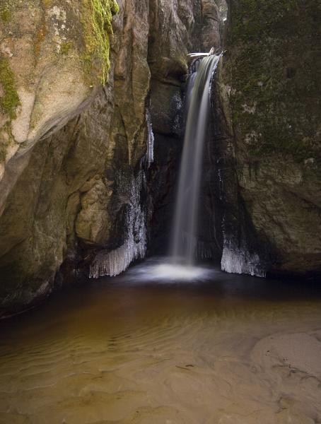 Zimn fotografie Adrpachu - Vodopd se zmrzlmi t?sn?mi